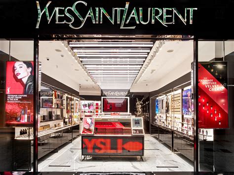 Yves Saint Laurent Beauty a deschis primul boutique 